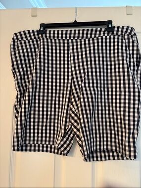 Time and Tru Black and White Gingham Women’s Shorts